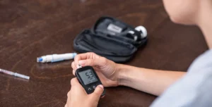 אישה מודדת סכרת בדם